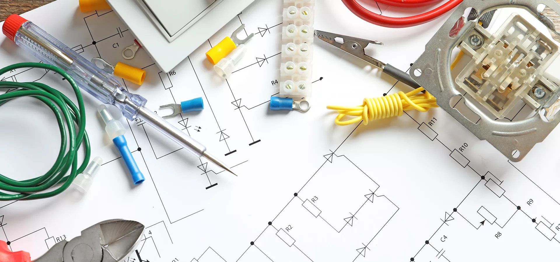 Ein Elektroplan mit Werkzeug